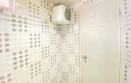 Toilet Kamar 7 Cozy 2Br Apartment At Suites @ Metro