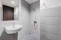 Toilet Kamar Elegant And Comfy Studio At Bintaro Icon Apartment