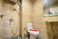 Toilet Kamar Cozy Studio At Emerald Towers Apartment