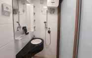 Toilet Kamar 7 Lavish And Comfortable Studio At Sky House Bsd Apartment