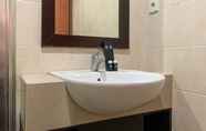 Toilet Kamar 4 Comfort And Minimalist 2Br At Maple Park Sunter Apartment