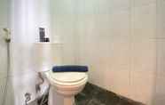 Toilet Kamar 4 Cozy Studio Room At Suites @Metro