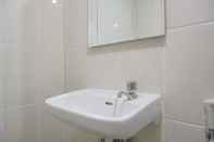 Toilet Kamar Warm And Comfy 2Br Apartment At M-Town Residence