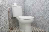 Toilet Kamar Nice And Strategic Studio Kebagusan City Apartment