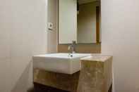 Phòng tắm bên trong Modern Minimalist Best View 2Br Apartment At Aryaduta Residence Surabaya