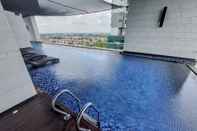 Kolam Renang Spacious And Homey 3Br At Hillcrest House Apartment