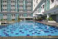 Swimming Pool Monochrome Studio Room At Taman Melati Jatinangor Apartment