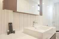 In-room Bathroom Cozy And Spacious 2Br Apartment At Simprug Park Residences