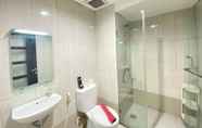 Toilet Kamar 3 Spacious Studio Room At Tamansari La Grande Apartment Near Bip