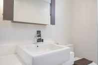 Toilet Kamar Big And Comfortable 3Br Apartment At Simprug Park Residences