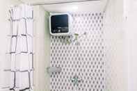 Toilet Kamar Cozy And Fancy Studio Apartment At M-Town Residence