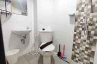 Toilet Kamar Cozy Living Studio At The Alton Apartment