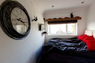 Bedroom Charming 1-bed Maisonette With Mountain View