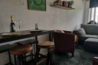 Bar, Kafe, dan Lounge Charming 1-bed Maisonette With Mountain View