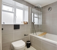 In-room Bathroom 2 Entire House - Large 3 Bedroom House With Garden - Orpington