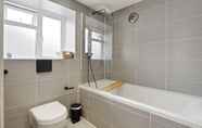 In-room Bathroom 2 Entire House - Large 3 Bedroom House With Garden - Orpington