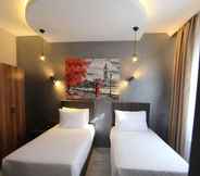 Bedroom 4 Monezza Hotel