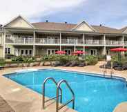 Swimming Pool 2 Champlain Condo 202