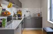 ห้องนอน 6 Contemporary Open Plan 1 Bedroom Mezzanine Loft in Hackney