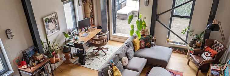 Lobby Contemporary Open Plan 1 Bedroom Mezzanine Loft in Hackney