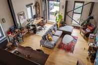 Lobby Contemporary Open Plan 1 Bedroom Mezzanine Loft in Hackney