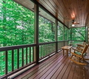 Bedroom 5 Olivers Mountain Cabin With hot tub Fire pit Wood Fireplace pet Friendly