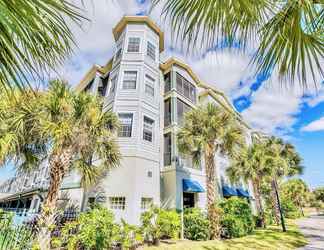 Exterior 2 Upscale 3BR Condo With Netflix and Shared Pool and Hot Tub Near Disney