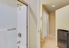 In-room Bathroom 6 River Ridge 431b