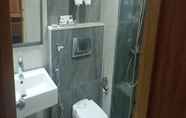 In-room Bathroom 6 Hotel Suruli Pallazzio