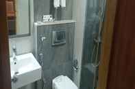 In-room Bathroom Hotel Suruli Pallazzio