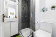 In-room Bathroom Homely 2-bed Apartment in London