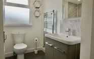 In-room Bathroom 4 Castle View Chalet by Clonlum Cottages