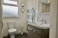In-room Bathroom Castle View Chalet by Clonlum Cottages