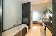 In-room Bathroom 7 Skyline by Resify