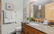 In-room Bathroom 3 SPACIOUS 3,000 sq2 Luxury Home | PRIVATE Pool & Hot Tub | STEPS to Kinsmen Beach