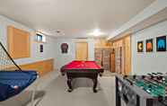 Entertainment Facility 5 SPACIOUS 3,000 sq2 Luxury Home | PRIVATE Pool & Hot Tub | STEPS to Kinsmen Beach