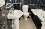 Toilet Kamar 5 Traeth Rooms