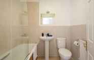 Toilet Kamar 5 Abingdon House - 4 BR on the Marina
