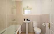 In-room Bathroom 5 Abingdon House - 4 BR on the Marina
