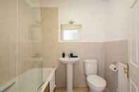 In-room Bathroom Abingdon House - 4 BR on the Marina