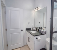 In-room Bathroom 5 State-of-the-art 3br/2.5ba Home Next to Downtown