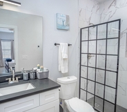 In-room Bathroom 3 State-of-the-art 3br/2.5ba Home Next to Downtown