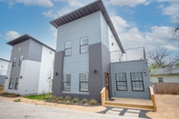 Exterior State-of-the-art 3br/2.5ba Home Next to Downtown