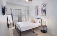 Kamar Tidur 7 Elevate Your Stay at 3br/2.5ba Downtown Gem!