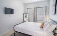 Kamar Tidur 4 Elevate Your Stay at 3br/2.5ba Downtown Gem!