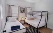 Kamar Tidur 6 Elevate Your Stay at 3br/2.5ba Downtown Gem!