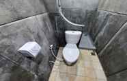 Toilet Kamar 4 DikaJaya Guesthouse Syariah
