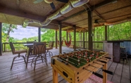 พื้นที่สาธารณะ 6 Hilltop Hideaway - Endearing Mountain Cabin With Hot tub Foosball pet Friendly