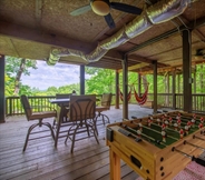 Common Space 6 Hilltop Hideaway - Endearing Mountain Cabin With Hot tub Foosball pet Friendly