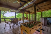 พื้นที่สาธารณะ Hilltop Hideaway - Endearing Mountain Cabin With Hot tub Foosball pet Friendly